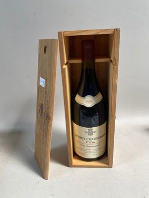 une bouteille de vin dans un coffret en bois sur une table