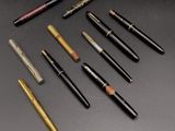 un grand nombre de stylos posés sur une table