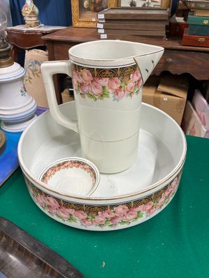 une tasse et une soucoupe posées sur une table verte