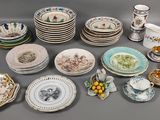 de nombreuses assiettes, tasses et vases sur la table