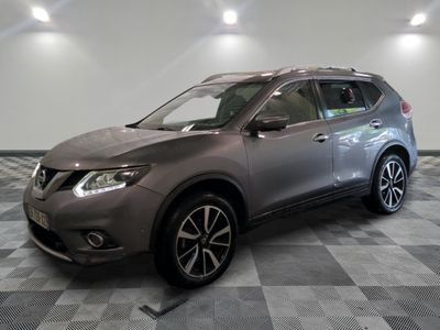 La Nissan Rogue Sport 2016 est exposée dans un showroom