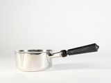 casserole argentée avec une poignée noire sur fond blanc
