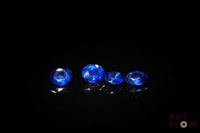 un ensemble de saphirs bleus sur un fond noir