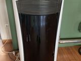 un purificateur d'air noir et blanc posé sur un parquet