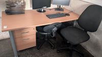 Dans le premier bureau :