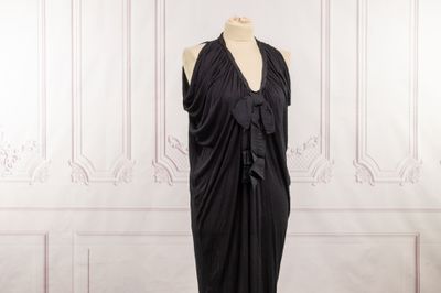 La robe est noire et comporte un grand volant.