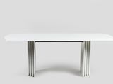 une image représentant une table blanche avec un piètement métallique sur fond gris
