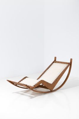 un fauteuil à bascule en bois recouvert de tissu blanc