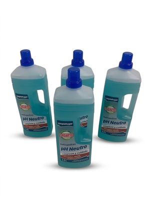 trois flacons de gel hydroalcoolique sur fond blanc