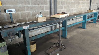 une image d'une machine qui travaille sur une pièce de métal