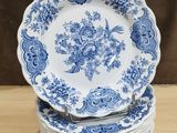 des assiettes bleues et blanches empilées les unes sur les autres sur une table en bois