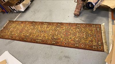 un long tapis posé à même le sol dans une pièce
