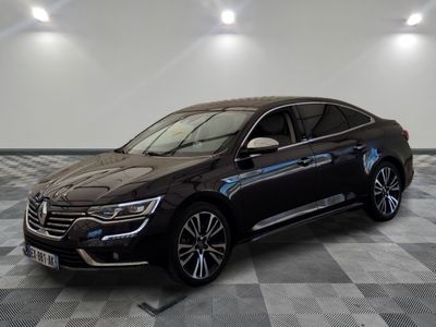 une voiture noire garée sur le sol en damier d'un garage