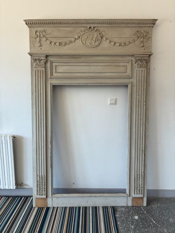 Important trumeau de cheminée de style Louis XVI en bois rechampi