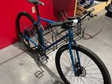 un vélo garé dans un garage