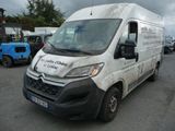 une camionnette blanche garée dans un parking