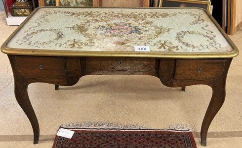 BUREAU PLAT DE DAME en bois teinté, ouvrant par trois tiroir…