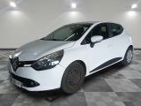 la photo d'une voiture blanche garée dans une salle d'exposition