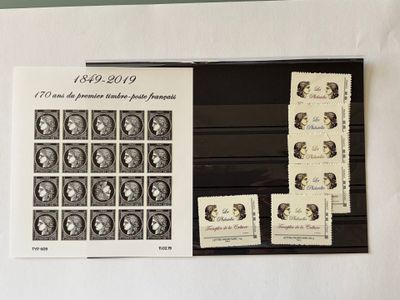 une photo montrant une collection de timbres sur une feuille de papier