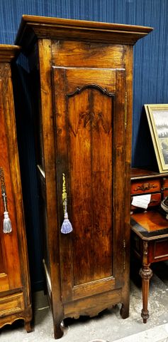 Bonnetière ouvrant à une porte et deux étagères intérieur. H 208 ...