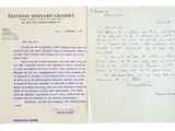 une vieille lettre écrite par un homme qui tient un bout de papier