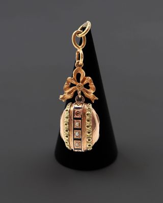 un gros plan d'une breloque en or sur une bague noire