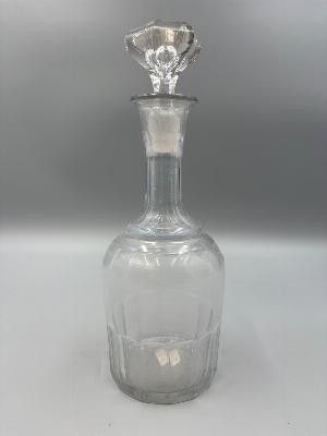 Carafon en verre taillé, corps et bouchon facettés.