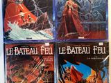 quatre livres posés sur une table, sur fond blanc, avec une couverture bleue