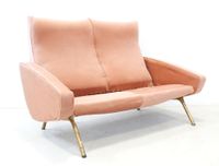 CANAPE à deux places, assise et dossier en velours rose, acc…