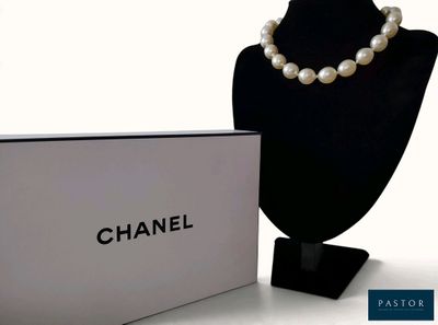 un collier et un coffret sur lequel est posé un collier de perles