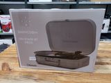 Quelqu'un est en train d'ouvrir la boîte d'une console Nintendo Wii.