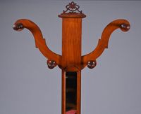 Porte-manteau en acajou et placage d'acajou, dosseret garni … (photo 2)