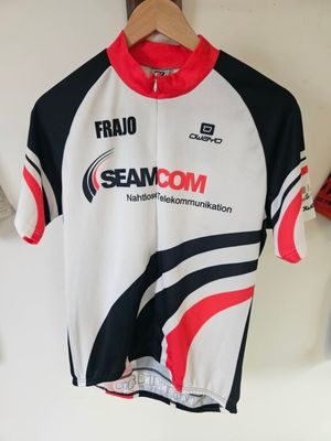 un maillot accroché au mur d'un magasin de vélo