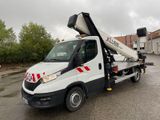 un camion blanc avec une grue à l'arrière