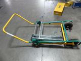 un chariot posé par terre à côté d'un chariot