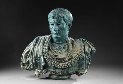 Grand buste d'Empereur romain Plâtre et tissu peints couleur…