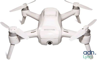 un drone blanc muni d'hélices sur fond blanc
