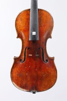 un vieux violon avec un archet accroché à son dos