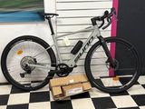 un vélo posé sur une boîte posée par terre