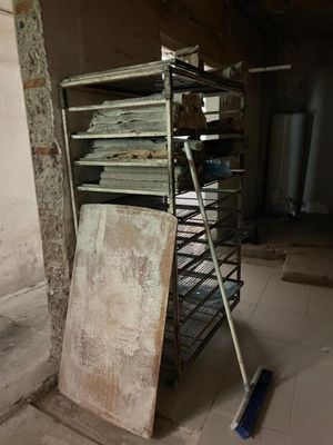 une pile de livres posée sur une étagère dans une pièce