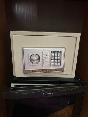 un petit coffre-fort posé sur un micro-ondes