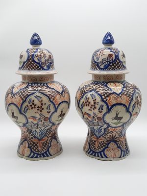 une paire de vases chinois ornés de motifs bleus et blancs