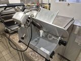 une machine posée sur le comptoir d'une cuisine