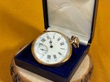 une petite boîte en bois avec une horloge à l'intérieur