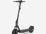 une trottinette électrique sur fond blanc