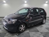 la photo d'une voiture noire garée dans un garage