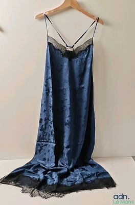 robe nuisette en satin bleu marine, ornée de dentelle et dotée de bretelles fines