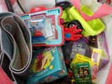 un sac rempli de jouets et d'autres objets