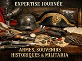 une photo d'une table sur laquelle sont disposés de nombreux objets militaires