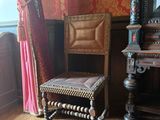 une chaise placée devant un miroir dans une pièce